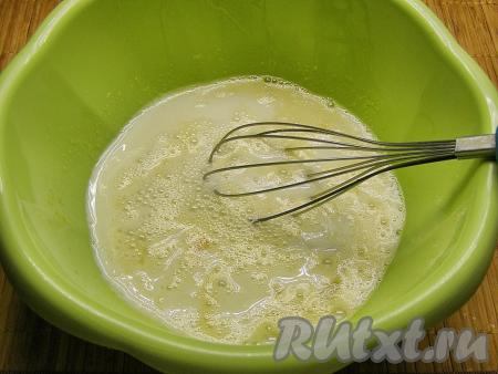 Молоко вливаем в получившуюся смесь яиц и сахара, перемешиваем венчиком до однородности.