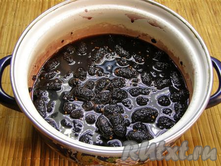 Затем убираем кастрюлю с вареньем из шелковицы с огня и оставляем остывать при комнатной температуре часов на 5.