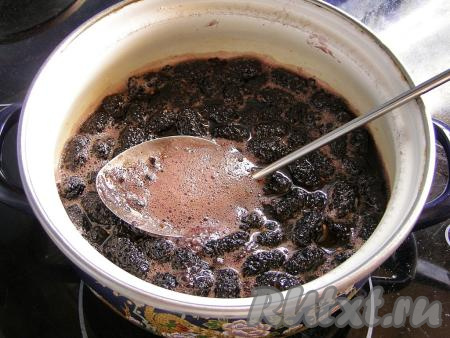 Ставим кастрюлю с шелковицей на средний огонь, после закипания немного убавляем огонь и варим 10 минут, периодически аккуратно перемешивая и удаляя пену с семенами.