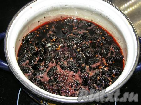 Через 5 часов ставим кастрюлю на средний огонь, даём варенью закипеть, а после этого варим на небольшом огне 10 минут, убирая пену с семенами и периодически перемешивая. Затем из лимона выдавливаем 25-30 миллилитров сока и вливаем в варенье из шелковицы, перемешиваем, ещё раз доводим до кипения и снимаем кастрюлю с огня.