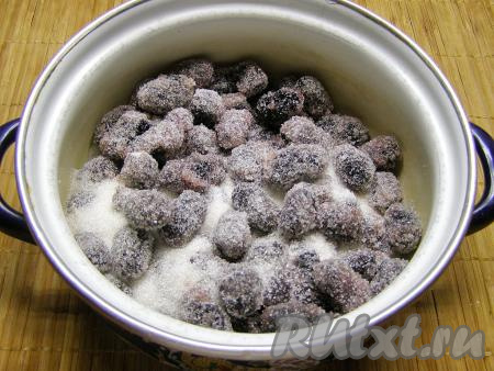 Перекладываем шелковицу в кастрюлю, в которой будете варить варенье. Засыпаем ягоды сахаром, слегка встряхиваем кастрюлю, чтобы сахар равномерно распределился по шелковице, накрываем крышкой и убираем в холодильник часов на 8 (или на ночь).