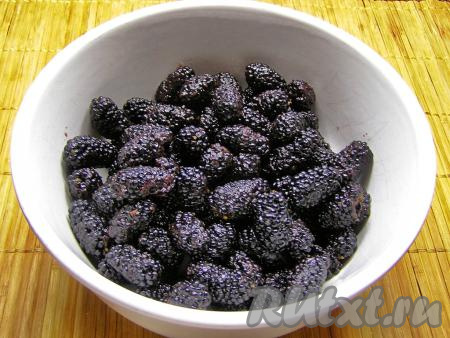 Шелковицу аккуратно моем прохладной водой, просушиваем на бумажном полотенце и с каждой ягоды срезаем веточки.