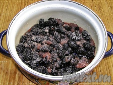 По истечении времени шелковица даст достаточно много сока.