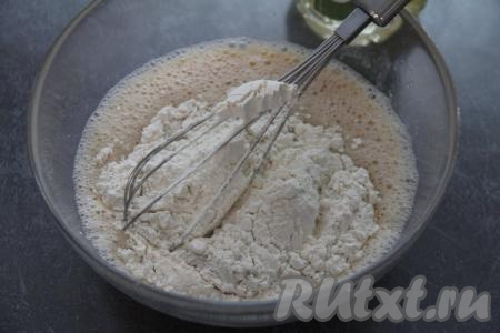 Всыпать муку.&nbsp;