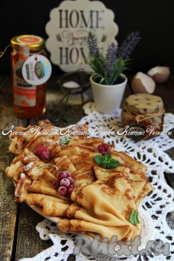 Вкуснейшие, нежные, тонкие блины, приготовленные на квасе, подать к столу, дополнив мёдом, вареньем, сгущёнкой или сметаной.