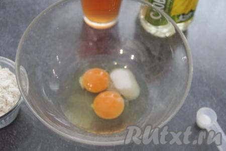 Соединить в миске яйца и сахар, перемешать венчиком до однородности.
