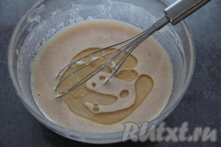 Затем влить растительное масло в тесто и перемешать. Благодаря добавлению масла, блинное тесто не будет приставать к сковородке при выпечке блинов и можно жарить блинчики почти или совсем без масла (зависит от качества вашей блинной сковороды). Я сковороду маслом перед выпечкой блинчиков не смазывала.