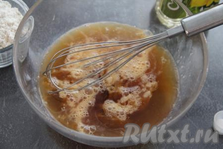 В получившуюся смесь влить квас, хорошо перемешать.