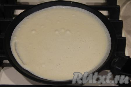 Сковороду (я взяла сковородку диаметром 20 сантиметров) хорошо разогреть, влить немного теста, равномерно распределить по дну сковороды.