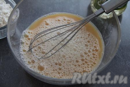 Добавить соду, снова перемешать.