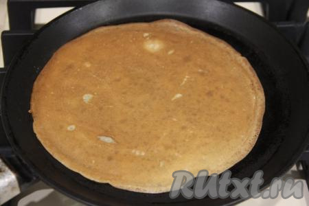 Жарить блин на среднем огне с двух сторон до золотистого цвета, затем переложить на тарелку. Постепенно пожарить все блины (у меня получилось 13 штук) из оставшегося теста. По мере выпечки блинов не забывайте перемешивать блинное тесто в миске, чтобы оно не застаивалось. 