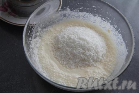 Всыпать кокосовую стружку и перемешать лопаткой.