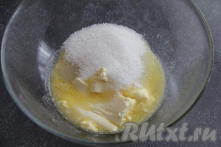 Сливочное масло слегка растопить (или дать ему согреться при комнатной температуре). Соединить в глубокой миске мягкое сливочное масло, сахар и ванильный сахар.