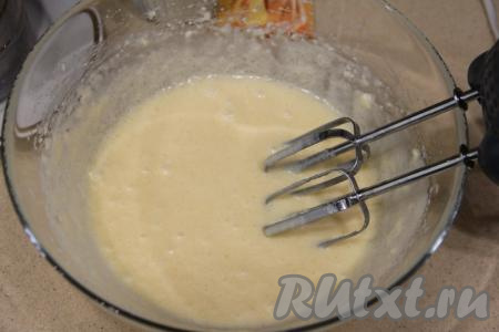 Взбить яйца с масляной смесью с помощью миксера в течение 2-3 минут, затем влить молоко и перемешать миксером.