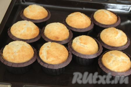 Маффины с кокосовой стружкой выпекать в духовке, прогретой до 180 градусов, минут 25. Готовность маффинов можно проверить, проколов их сверху сухой зубочисткой (если выпечка уже готова, значит зубочистка после прокалывания маффина останется сухой, на ней не будет следов теста).