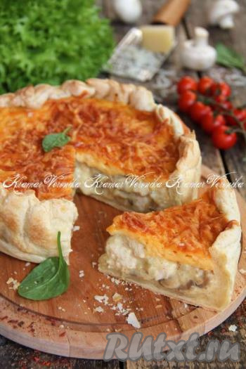 Вкусный, аппетитный пирог "Жульен", приготовленный из слоёного теста с сочной начинки из курицы и грибов, слегка остудить, достать из формы и можно подавать к столу. Уверена, эта сытная выпечка понравится многим!