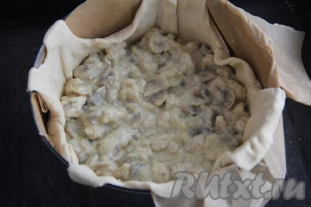 Выложить остывшую начинку в форму с тестом.