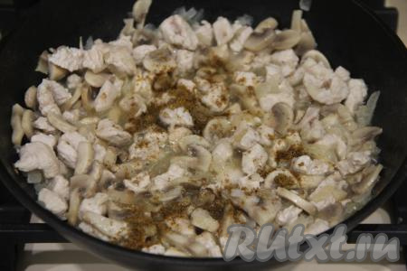 Обжаривать начинку для слоёного пирога из грибов, курицы и лука ещё 10 минут, периодически помешивая, затем посолить, добавить специи по вкусу.