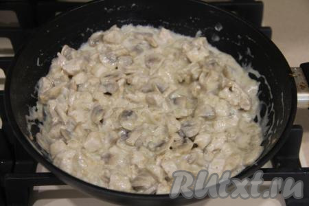 Влить сливки, перемешать, после закипания сразу убрать с огня, дать начинке немного остыть. Начинка станет густой.