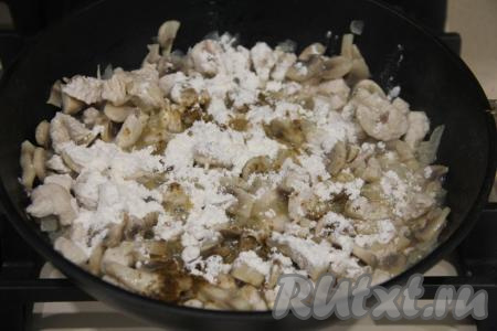 Всыпать 1 столовую ложку муки и перемешать.