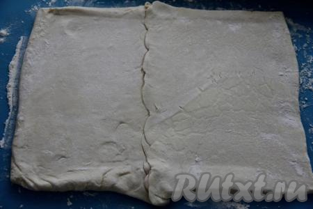 Разморозить покупное слоёное тесто при комнатной температуре. У меня тесто было в двух пластах. Я на присыпанной мукой поверхности соединила два пласта плотным швом в один пласт.