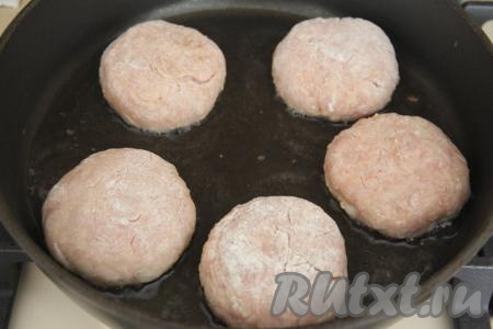 В сковороду влить растительное масло, хорошо разогреть его, уменьшить огонь до среднего и выложить сформированные котлеты.