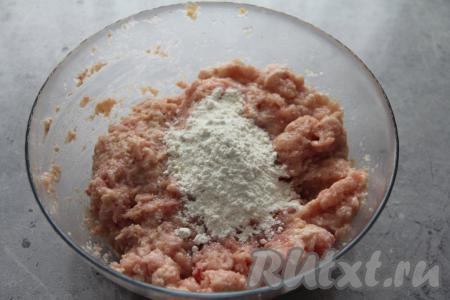 ​​​​​​Тщательно вымесить фарш, добавить муку. 