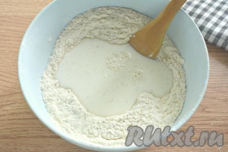 В это углубление вливаем тёплое молоко (температура молока должна быть не выше 40 градусов).