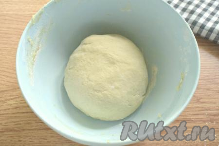 Перемешиваем содержимое миски вначале лопаткой (или ложкой), а затем вымешиваем его руками, добавляя в случае необходимости немного муки. Как только тесто для молочного батона станет мягким, не будет липнуть к ладоням, значит больше муку добавлять не нужно. Вымешиваем тесто не менее 7 минут, затем миску с тестом затягиваем пищевой плёнкой (или накрываем полотенцем) и оставляем в тепле на 1 час. Через час поднявшееся тесто обминаем и оставляем в тепле ещё на 45 минут, не забыв затянуть миску плёнкой (или прикрыть полотенцем). Тесто за это время округлится, увеличится в объёме раза в 2-3.