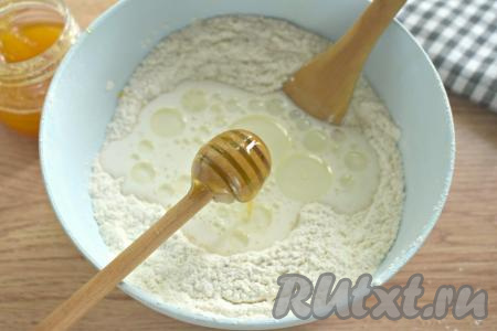 Сюда же всыпаем сахар (или вливаем мёд). Мёд должен быть жидким. Если у вас мёд густой, тогда предварительно растопите его на водяной бане (или в микроволновке в течение 10-15 секунд), дайте ему остыть, а затем его уже можно добавлять в тесто.