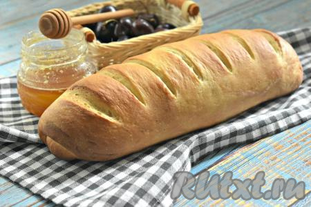 Достаём молочный батон из духовки. Даём ему остыть, а затем можно нарезать и подавать к столу. Молочный батон получился ароматным, вкусным, мягким. Попробовав такую выпечку, вы ещё не раз захотите приготовить её в домашних условиях по этому несложному рецепту.