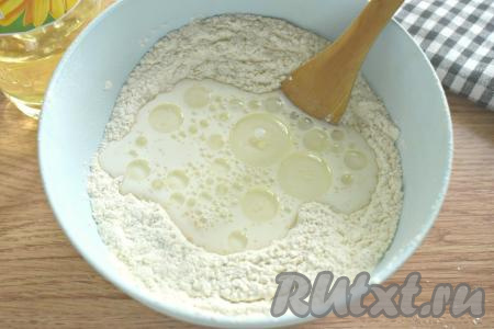 Следом добавляем растительное масло.