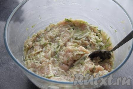 Тщательно перемешать курино-кабачковую массу.