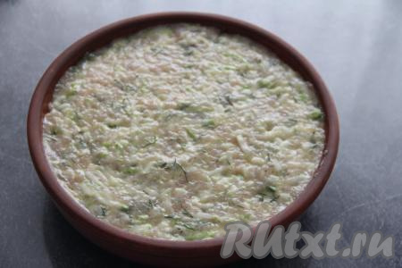 Форму для запекания (у меня форма диаметром 18 сантиметров) смазать растительным маслом и выложить в неё курино-кабачковую массу, разровнять. 