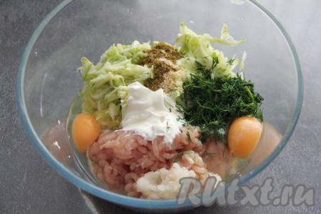 Всыпать соль и специи (в качестве специй я использовала карри и сушёный чеснок).