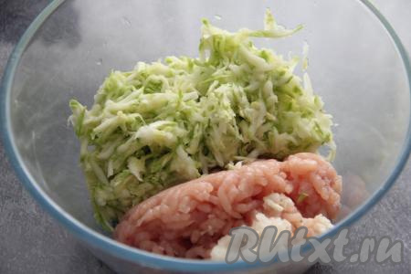 В глубокой миске соединить куриный фарш, лук и натёртый кабачок.