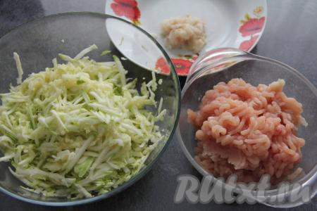 Зелень и кабачок вымыть. Я взяла кабачки с тонкой кожурой и мелкими семечками, поэтому готовила, не очищая от кожуры и семечек. Если же у кабачка толстая кожура и крупные семена, тогда их нужно удалить. Лук почистить. Куриное филе промыть и обсушить. Куриное филе и лук пропустить через мясорубку. Кабачок натереть на крупной тёрке, отжать сок из натёртых кабачков (сок нам не понадобится).