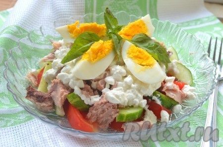 Салат с тунцом, помидорами и огурцами