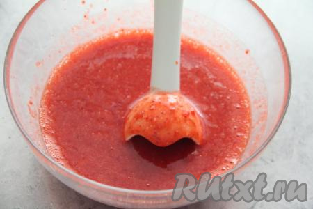 Пробить клубнику с сахаром погружным блендером до однородности.
