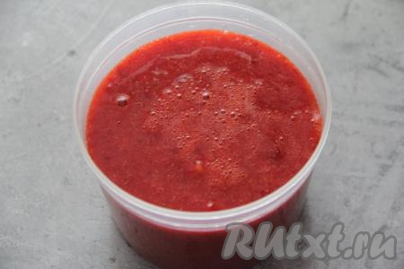 Разложить ягодную массу по пластиковым контейнерам, закрыть крышками и поставить в морозилку. Через несколько часов клубничная масса хорошо застынет.