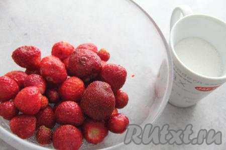 Клубнику перебрать, удалить листочки. Затем промыть 500 грамм клубники и дать ей немного обсохнуть. Я оставляю ягоды в дуршлаге, чтобы стекла лишняя жидкость, а можно выложить на тканевое (или бумажное) полотенце и дать немного обсохнуть.&nbsp;