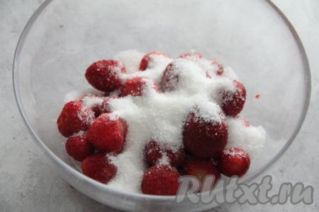 Затем в ёмкости, удобной для взбивания, соединить клубнику и сахар. Если ягоды сладкие, можно добавить меньше сахара.