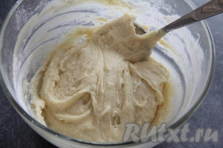 Перемешать тесто лопаткой, оно получится тягучим и вязким.