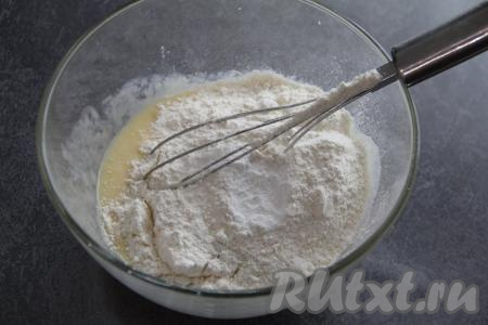 Затем всыпать муку, разрыхлитель и соль.
