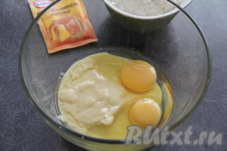 В миске соединить сгущённое молоко и яйца, перемешать венчиком.