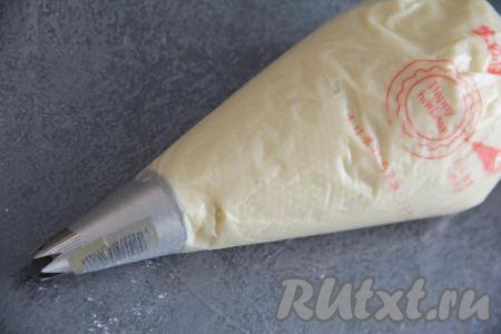 Переложить тесто в кулинарный мешок. Если нет такого мешка, можно выкладывать тесто в разогретое масло обычной чайной ложкой.