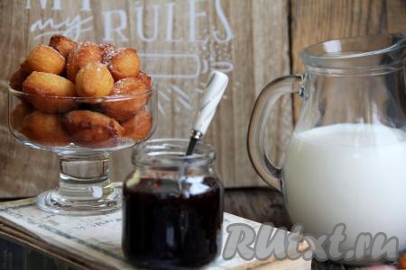 Вкусные, нежные жареные пончики, приготовленные из сгущёнки в масле,&nbsp;подать к столу в тёплом или остывшем виде.
