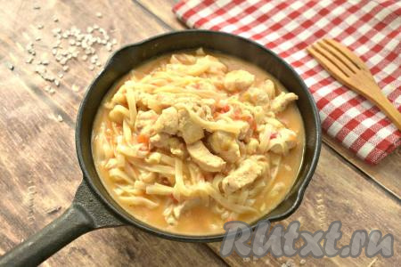 Лапшу, приготовленную с курицей, сыром и помидорами, раскладываем со сковороды по тарелкам и подаём очень вкусное и сочное блюдо к столу.
