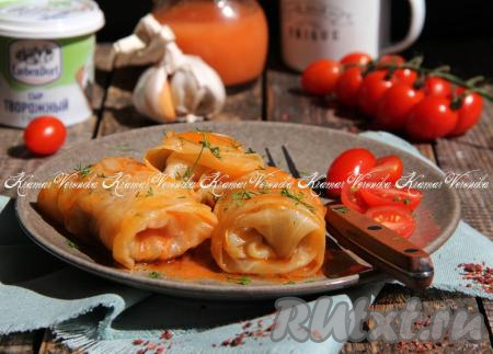 Аппетитные, вкусные, нежные голубцы с гречкой и фаршем подать к столу, поливая их томатным соусом, в котором они тушились.