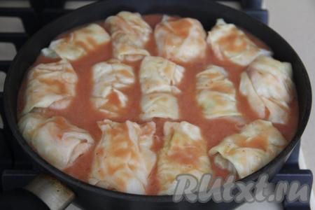 Влить в сковороду с голубцами получившийся томатный соус, поставить на огонь. Как только соус закипит, накрыть сковороду крышкой и убавить огонь до минимума. Томить голубцы минут 30.